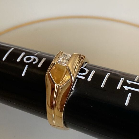 Men’s 14k yellow gold solitaire ring - Picture 1 of 8